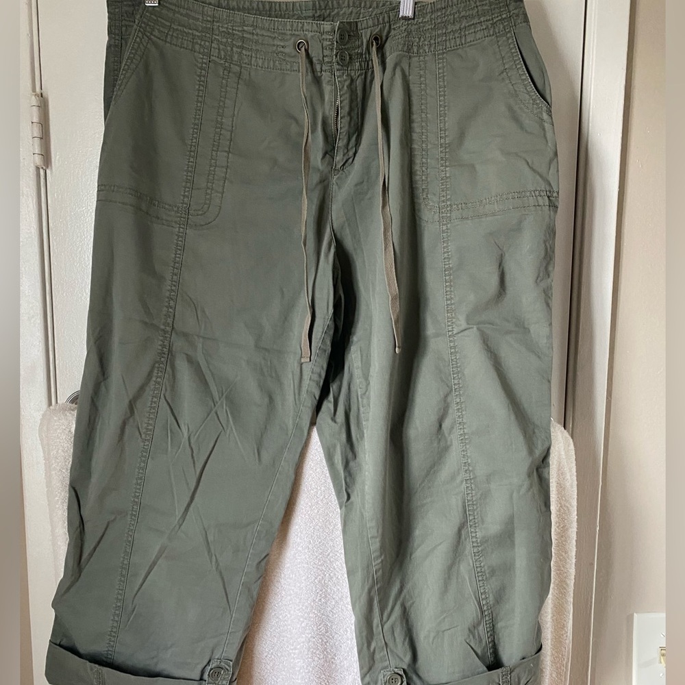 Worn once cargo Capri pants. Olive green roll up with side buttons.
